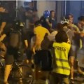 Težak incident u Novom Sadu: Demonstranti oborili čoveka na zemlju, šutiraju ga i udaraju (video)