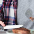 Ne trebaju vam ni sapuni ni skupi deterdženti za skidanje mrlja: Ovaj sastojak iz kuhinje će ukloniti svaku masnu fleku sa…