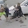 Brutalna makljaža u Beogradu: Zbog parkinga nastao rat, ulica se pretvorila u ring, sevale motke