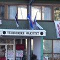 Tehnološki fakultet na meti vandala: Dva maskirana muškarca cepala transparente studenata
