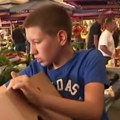 Мали пољопривредник (12) одушевио Балкан! Свако јутро устаје у шест и помаже родитељима у пластенику и на пијаци, и…