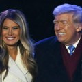 Melanija i Donald Tramp objavili božićni portret: Jedan detalj na fotografiji napravio totalnu pometnju