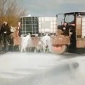 Proizvođači mleka blokirali Ibarsku magistralu u Mrčajevcima i prosuli tone mleka