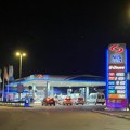 Gužve na benzinskim pumpama u Leskovcu, građani pune rezervoare i kanistere zbog straha od poskupljenja