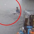 Kamere snimile herojski čin: Voda potopila sve, ženu povukla bujica - onda je zabeležena neverovatna scena (video)