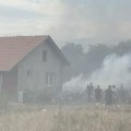 Veliki požar u Nišu, vatra stigla do kuća! Vatrogasaci se bore sa stihijom kod auto-puta (video)