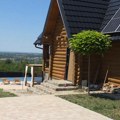 (Foto) Pogled od milion dolara i parče raja na Kosmaju: Ovo je kuća našeg pevača, u dvorištu bazen sa ležaljkama