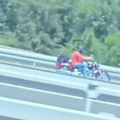Jeziv snimak sa auto-puta kod Novog Sada: Motociklista vozi kontrasmerom dok mu vozila nailaze u susret (video)