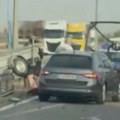(Video) Teška nesreća na obilaznici kod Surčina! Vozilo udarilo u signalizaciju, stvaraju se ogromne gužve: policija na terenu…