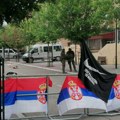 Srbi ne odustaju od svojih zahteva Meštani Zvečana i Severne Mitrovice okupili su se i danas ispred opštinske zgrade