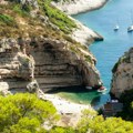 Žena preminula na plaži, deca se igrala okolo Prekrili je peškirima i ostavili, horor scena na Jadranu