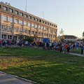 FOTO i VIDEO: U Bačkoj Palanci građani protestovali zbog pogibije dečaka i napada predsednika opštine na novinarku