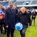 Kad porastem biću Džaja: Pogledajte kako je Vučić odmerio snage sa fudbalskom legendom na terenu (video)
