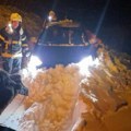 Strance navigacija odvela u snežne smetove: Ove fotke iz Sjenice sve govore - Pripadnici MUP i meštani spasavali zavejane…