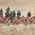 Šta se ovo dešava u gazi? Izraelska vojska skinula desetine muškaraca u pustinji, vezali im oči, a onda ih potrpali u…
