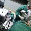 Hirurg udarao pacijentkinju u glavu tokom operacije oka! Jezivi snimak objavljen na mrežama - žena tvrdi da je oslepela