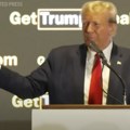 Donald Tramp predstavio novu liniju zlatnih patika (video)
