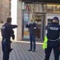 Opšti haos u centru Ljubljane! Sa dva noža napadao prolaznike, policija ga držala na nišanu, on krenuo da ih izbode (video)
