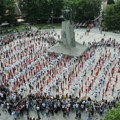 Razigrana mladost Srbije: Tradicionalni "maturski ples" na centralnom Trgu u Kraljevu