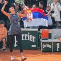 Српска застава и Француска земља, овако је Олга прославила! Шокирала на Ролан Гаросу, па викнула: Где су моји?