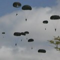 Више од 350 падобранаца скакало у Нормандији, уочи обележавања 80 година од Дана Д