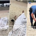 Nakon što ih policija zatekla "na delu", nastao je opšti haos: Mladi par nije mogao da se obuzda na plaži, video je zapalio…