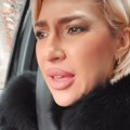 (Video): Jovana Jeremić u ultra kratkom miniću pokazala donji veš - Voditeljka šokirala snimkom iz automobila