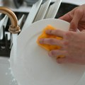 Trik naših baka Evo zašto su uvek stavljale so na sunđer pre pranja suđa- Pogledajte savršen savet za čišćenje