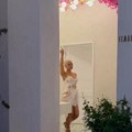 Da li je ovo najbludnija venčanica koju je intenet video? Mladu razapeli zbog golišave haljine "Bilo bi me sramota da sam…