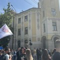 Studenti protestuju ispred Suda u Nišu, pa idu do rektorata u Banovini