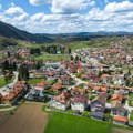 „Trajao koliko i izbori”: Nov asfalt kod Kosjerića je nakon desetak dana već u stanju poluraspada