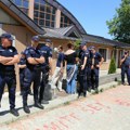 Oglasila se Uprava univerziteta u Novom Pazaru nakon što su zaposleni s maskiranim batinašima ušli u zgradu i nasilno izbacili…