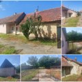 Kuća na placu od skoro 12 ari za 10.000 €! Blizu je grada, ima priključke za struju i vodu, a cena može i po dogovoru