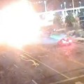 Dramatičan snimak izvlačenja mladića iz zapaljenog auta nakon trke: Gori mu dukserica, devojka jedno ponavlja