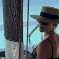 Starleta se baškari na Maldivima sa novim dečkom, a o njenoj vezi sa 40 godina starijim brujao je region