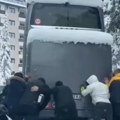 (Video) Putnici izgurali zaglavljeni autobus na Zlatiboru udruženo, na "o-ruk", za nastavak putovanja