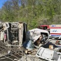 Sudarili se kombi i kamion pun drva: Vatrogasci sekli vozilo da izvuku povređene, evo u kakvom su stanju