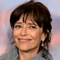 "Боже, шта јој се: Десило?!" Глумица одговорила хејтерима: "Моја седа коса је привукла више пажње него да сам скинула горњи…