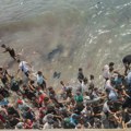 Španska policija rasteruje migrante sa plaža u Seuti u privremeni smeštaj