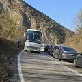 Kolone od više kilometara na Jarinju: Građani pešače do biračkih mesta u Raški