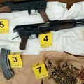 FOTO: Prilikom kontrole "audija" u Subotici policija pronašla dve automatske puške sa tri okvira