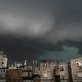 Mrak U Beogradu usred dana! Ceo grad na udaru jake oluje: Pljušti, sevaju munje, duva jak vetar, grad zastrašujuće tutnji…