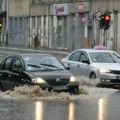 Neverovani snimci nakon oluje iz Vršca i Kruševca: Vozila plove ulicama, vozači se dovijaju kako znaju i umeju (VIDEO)