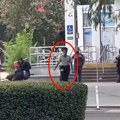 Devojka iz obezbeđenja ga izrešetala ispred biblioteke! Bacio telefon na nju, a ona ispalila 7 hitaca u njega (video)