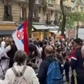 Francuzi se poklonili Srbima: Srbi zaigrali kolo sred ulice u Parizu, ljudi izlazili iz kola da gledaju spektakl (video)
