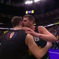 Jokić zgrabio Dončića, pa ga provocirao na srpskom: Ameri u čudu - To si mu rekao?! (video)