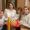 Kad dom zamiriše na tradiciju: Neda Ukraden oduševila slavskim ručkom, unuci lome pogaču