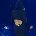 (Video): Pevačica se na sceni pojavila u dugoj haljini, kada se okrenula šok - tange sa cirkonima, a napred samo traka preko…