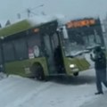 Mirjanin autobus proklizao i sa puta završio u kanalu! Pešačila kroz vejavicu, a onda joj stigao spas!