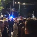 (VIDEO) Maskirane osobe napale aktivistu u Valjevu: Građani protestuju ispred prostorija SNS-a